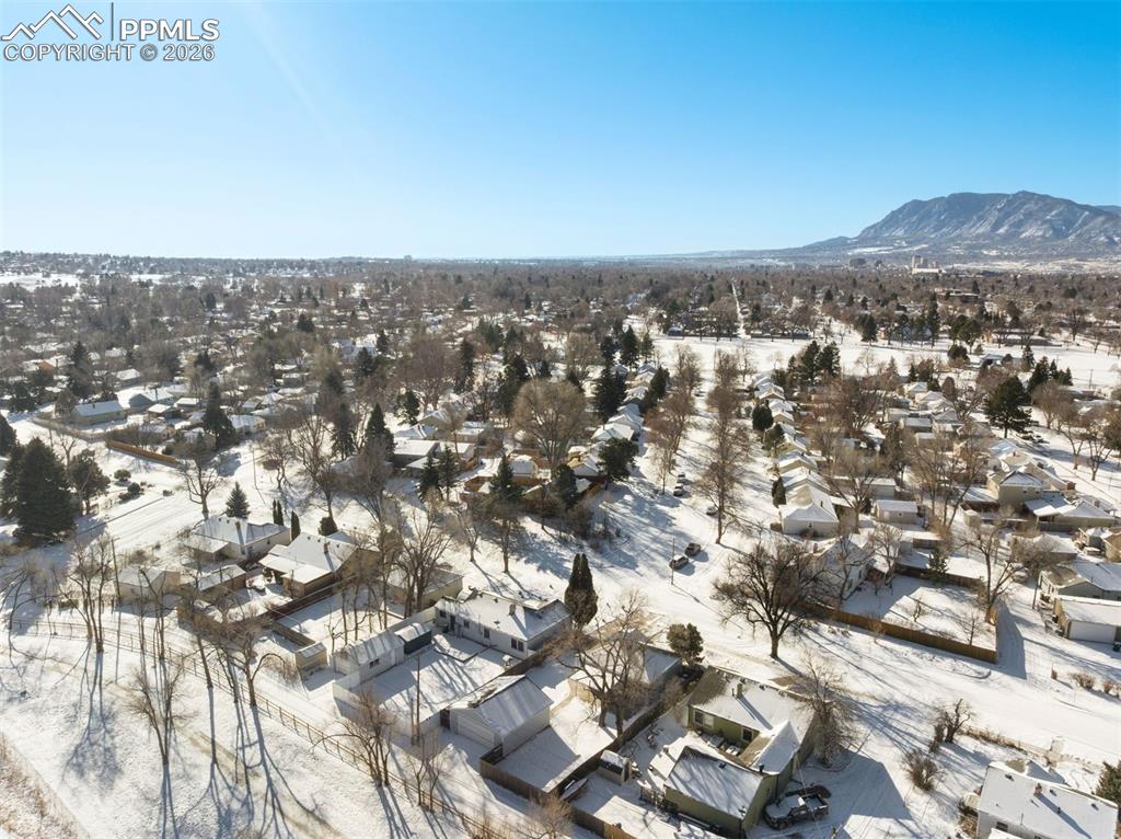 Blocks to the Bonforte Park & tennis courts.