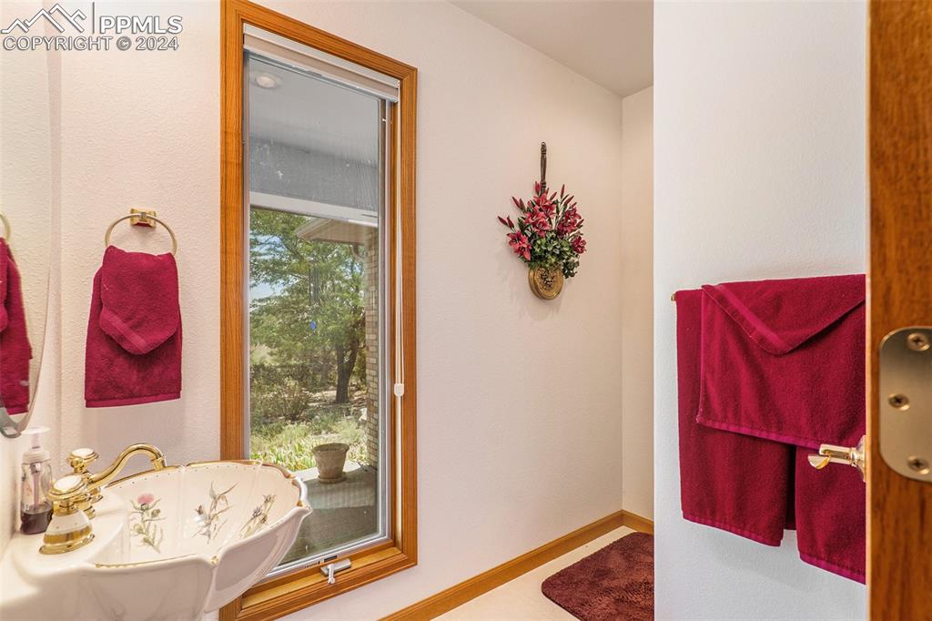 1/2 Bathroom near Entry way