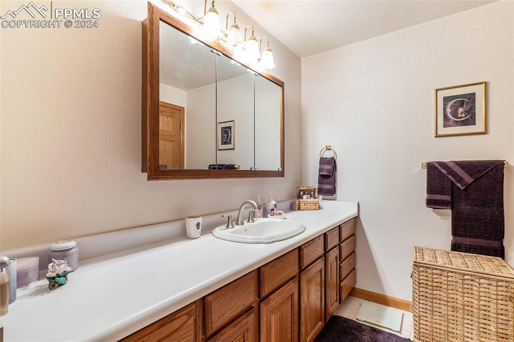 Basement Ensuite Full Bathroom