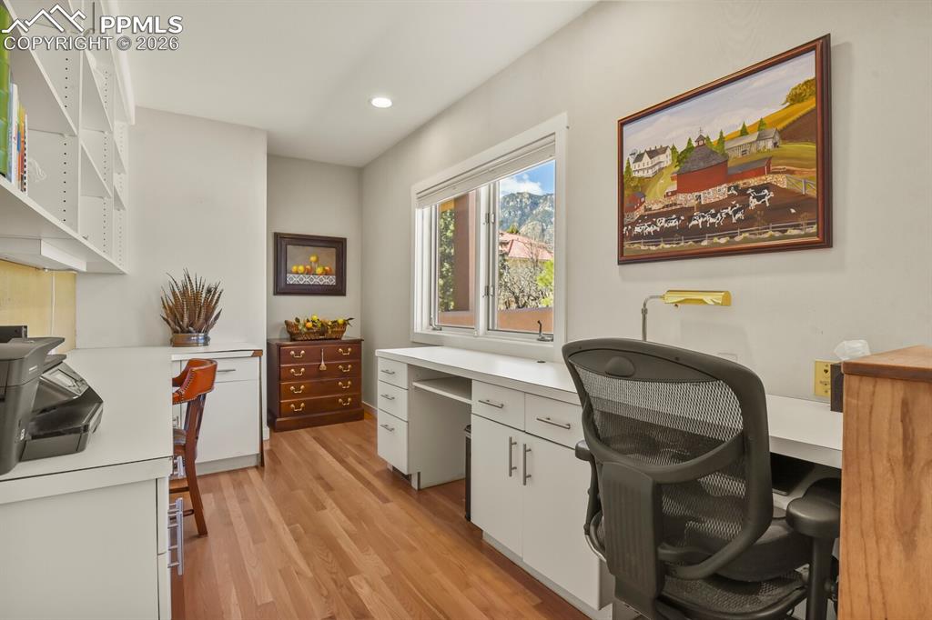 Dedicated office space open to the kitchen, with cabinets and shelvings for all your storage needs and woodfloors, recessed lighting and larege window. 