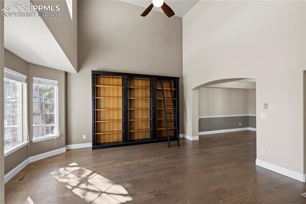 Bright Living room with Vaulted Ceilings