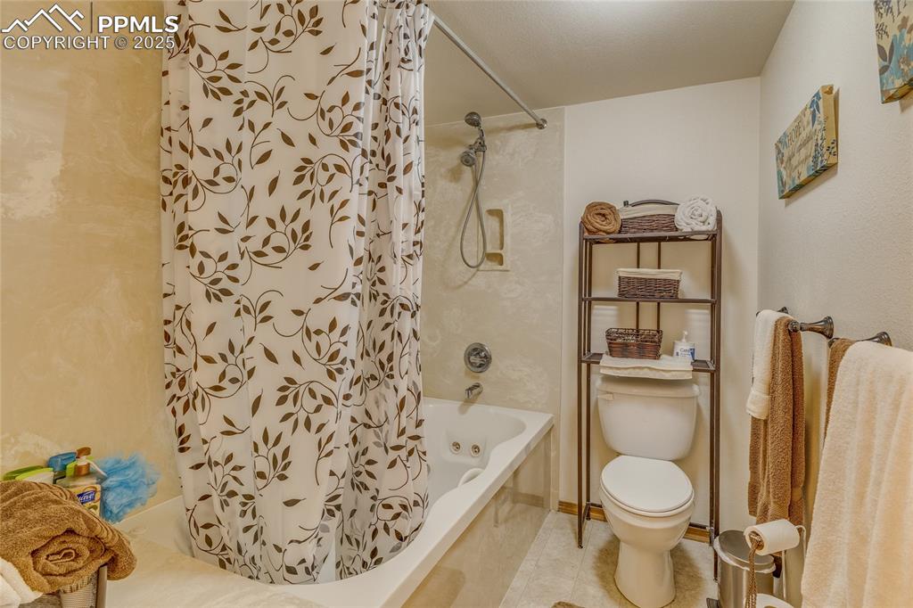 Ensuite full bath with jetted tub at secondary suite in basement