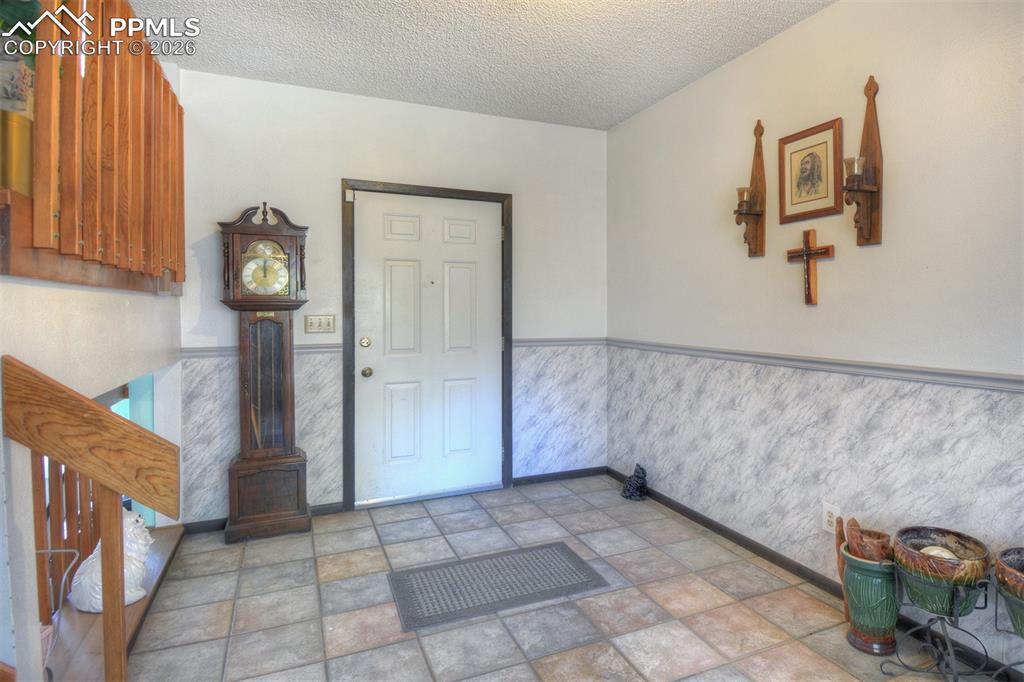 2233 Farnsworth Drive photo 3