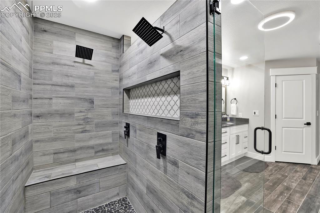 Walk in shower double shoer heads 