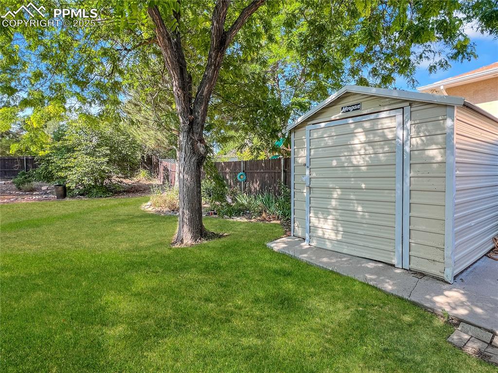 View of yard with a storage shed