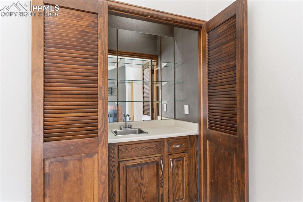 Wet bar in the living room 