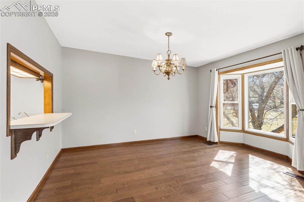 Hardwood floor and bay window in the dining room