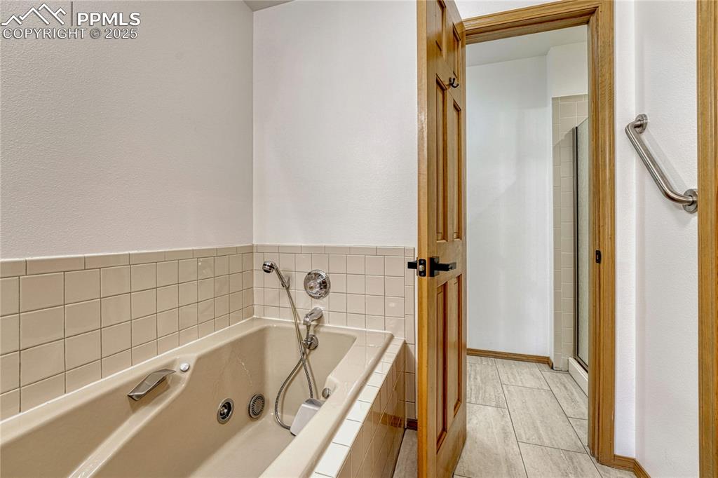 Large Jetted Soaking Tub & Separate Shower
