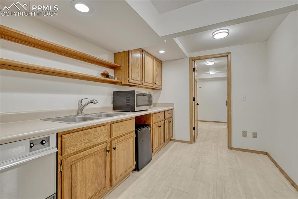 Lower Level Tiled Mini-Kitchen / Bar area with Ice Maker 