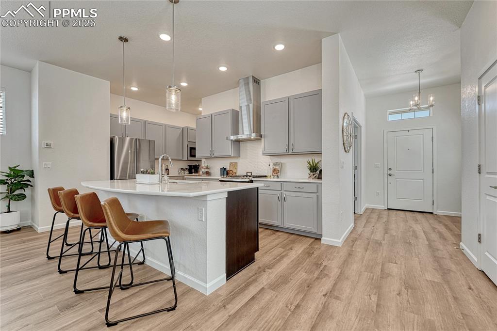 Light grey perimeter tall cabinets and contrasting dark cabinets for the island
