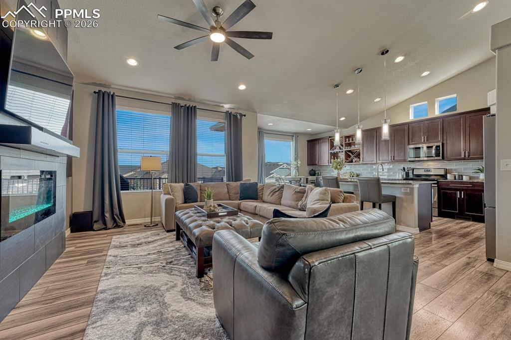 Light and bright floor plan with high ceilings and large windows that bring in natural sunlight, great for entertaining family and friends.