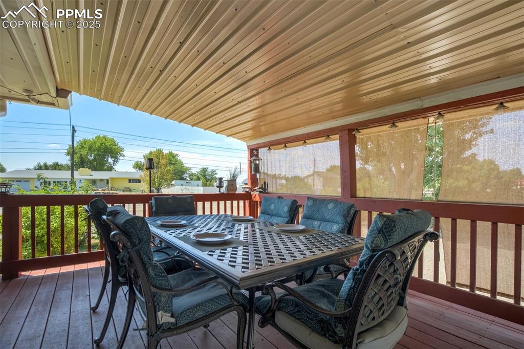 Deck with outdoor dining area