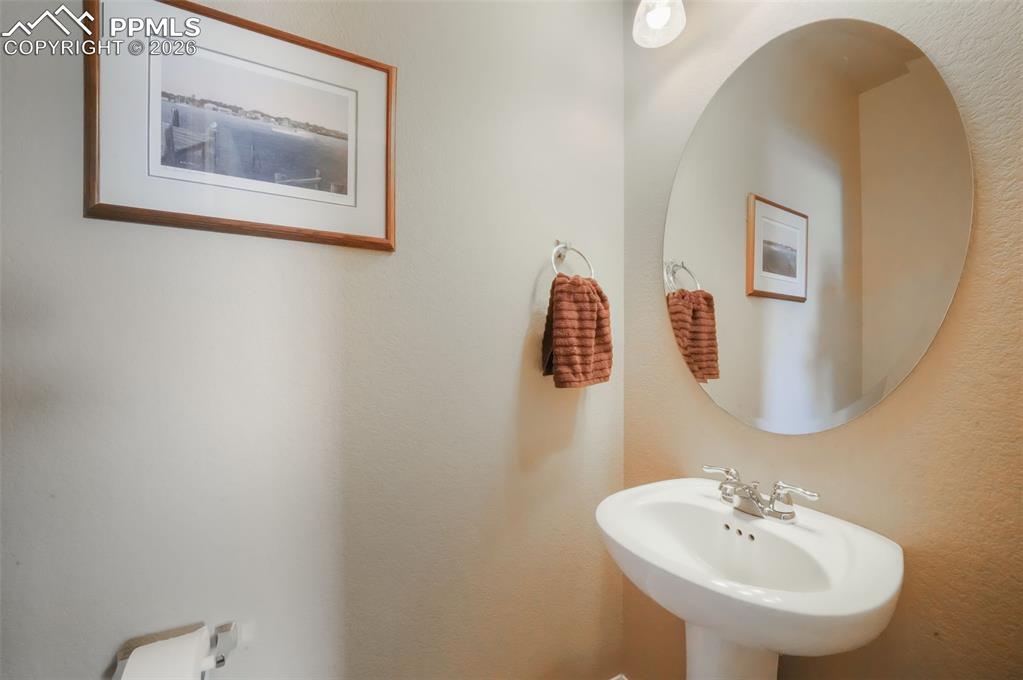 Main level 1/2 bathroom