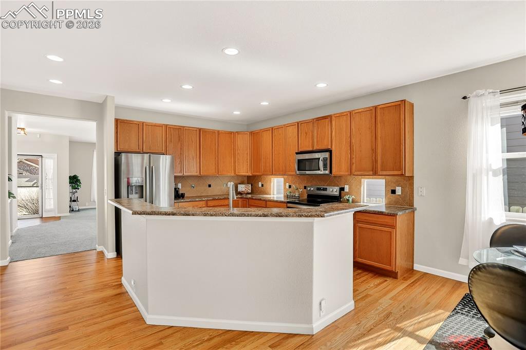 Kitchen with optional barstool seating