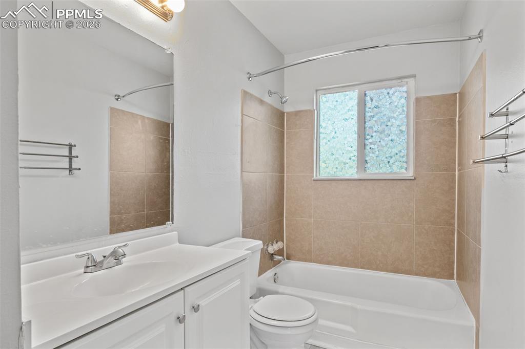 Full bath with vanity and shower / washtub combination