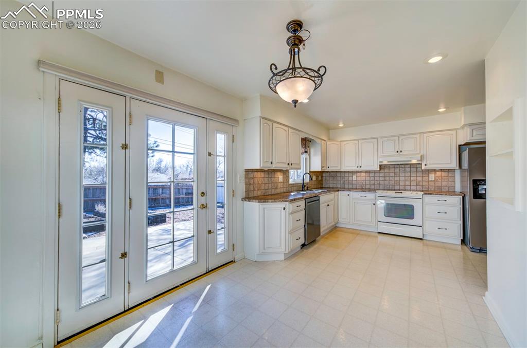 Eat in kitchen area (dining room)