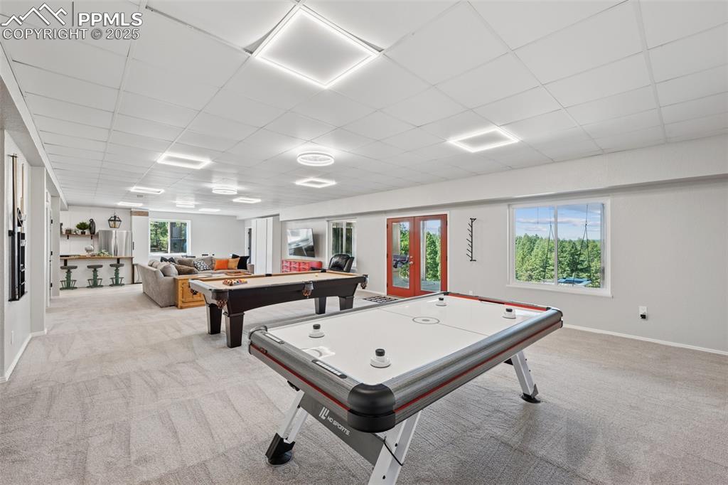 HUGE Family Room 21'x38' Pool and Foosball Tables Included