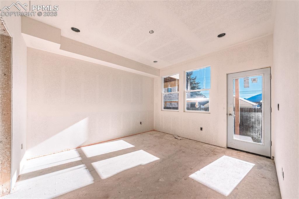 205 W Henrietta Avenue