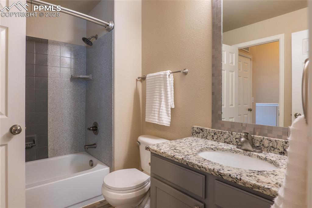 Upper level full bath with access from the primary bedroom or the hallway.