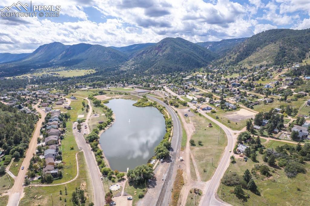 Walk to local quaint restaurants or to Palmer Lake! 