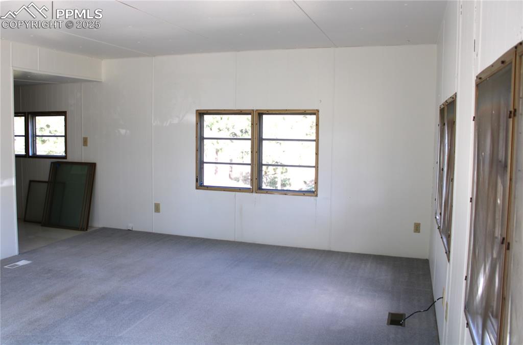 Spare room with carpet flooring
