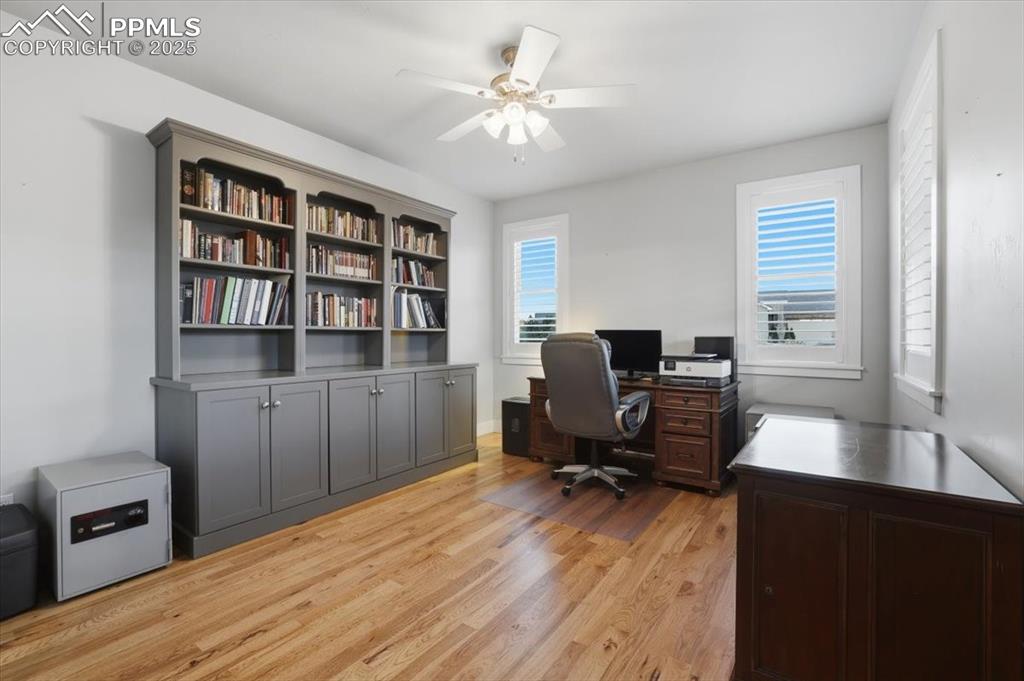 This front office could also be used as a bedroom. 