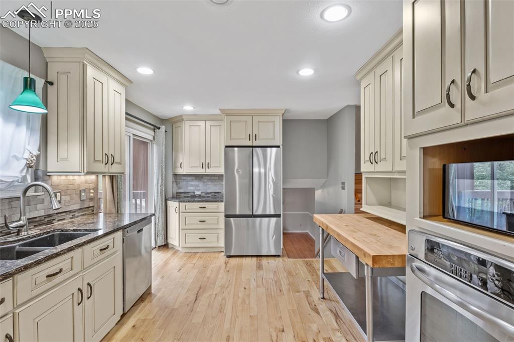 Granite in the kitchen with these gorgeous cabinets