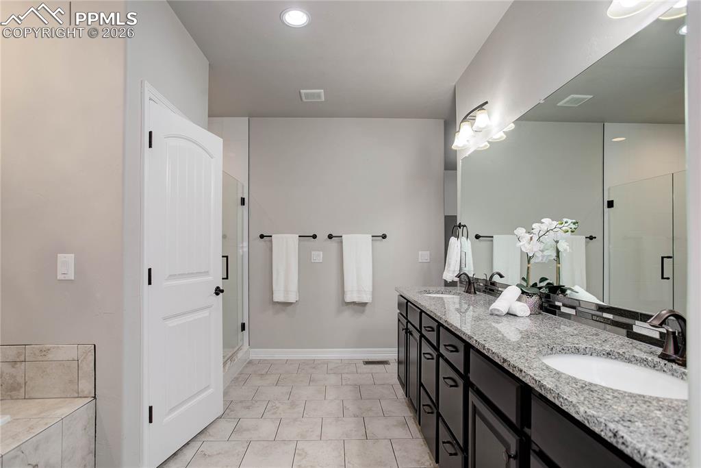 Primary bath w/ dual sink vanity