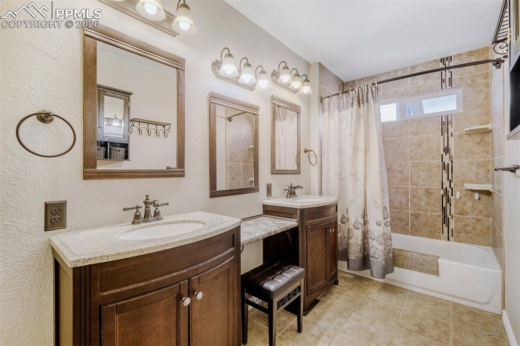 Main Level Primary full Bath