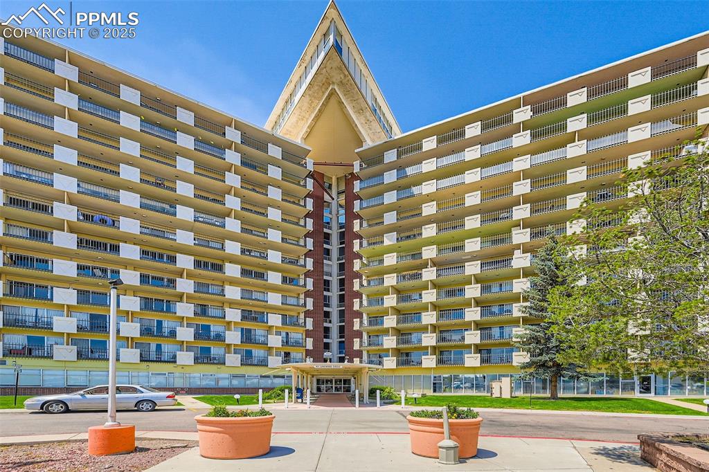 View of apartment building / complex