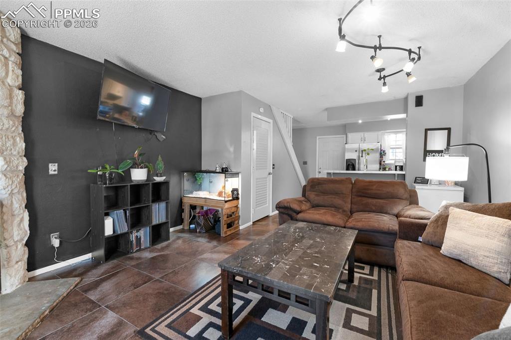 3643 Queen Anne Way photo 3