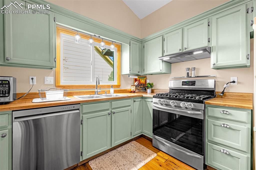 6130 Pemberton Way photo 2