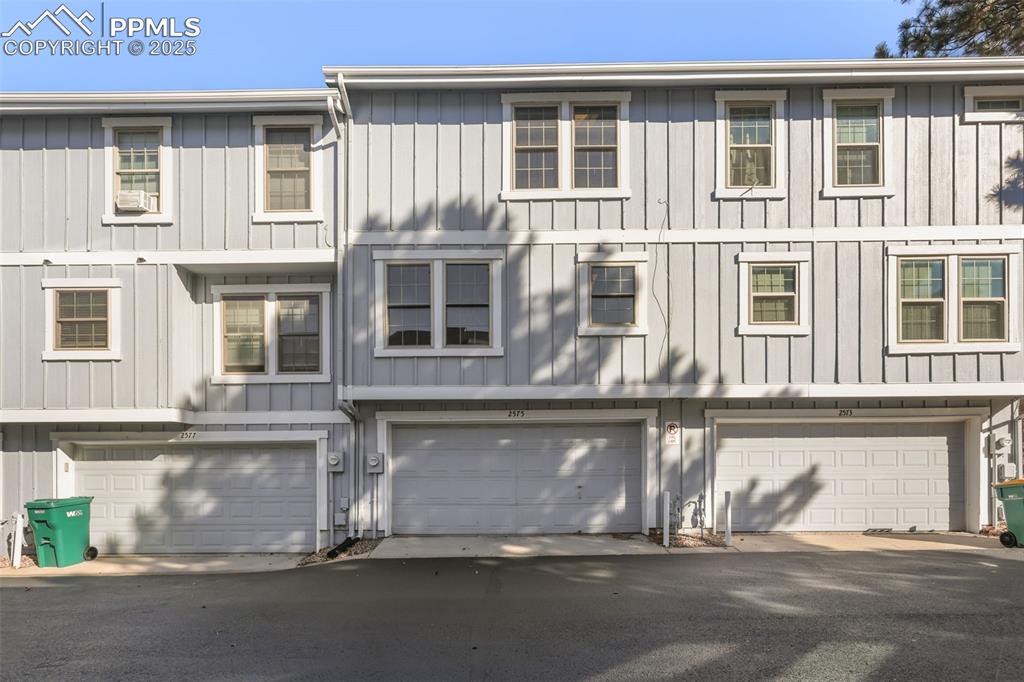 Attached 2 Car Garage!