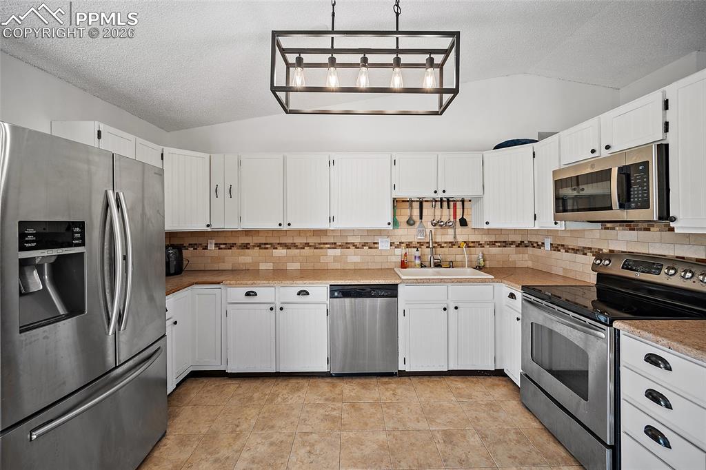 Newer appliances in this easy to work in kitchen. 