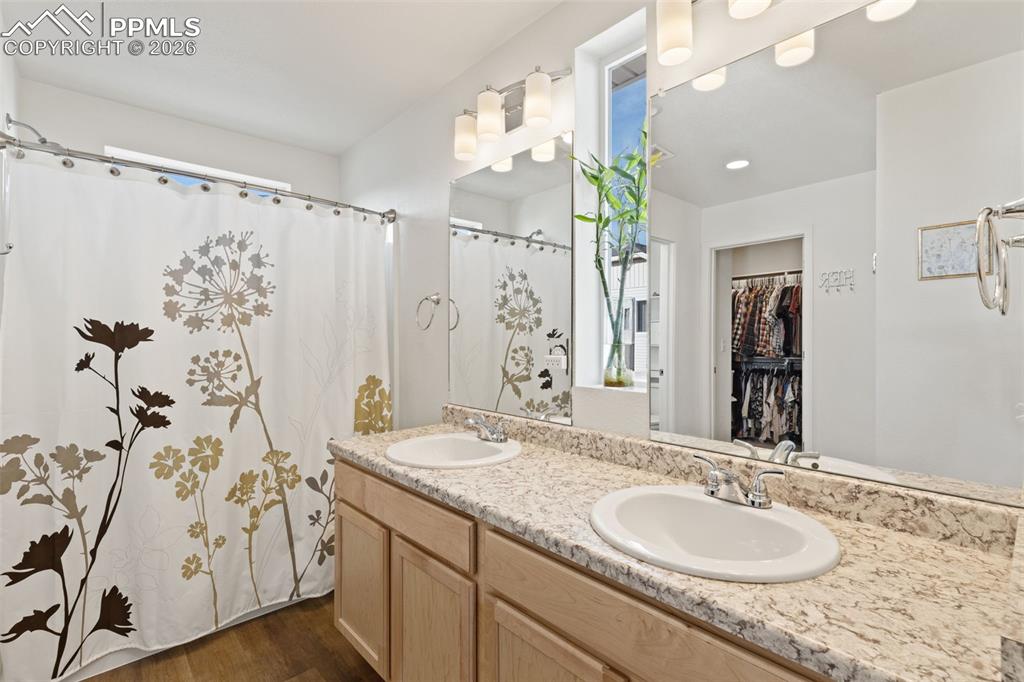 Master's Bathroom - Double Vanity