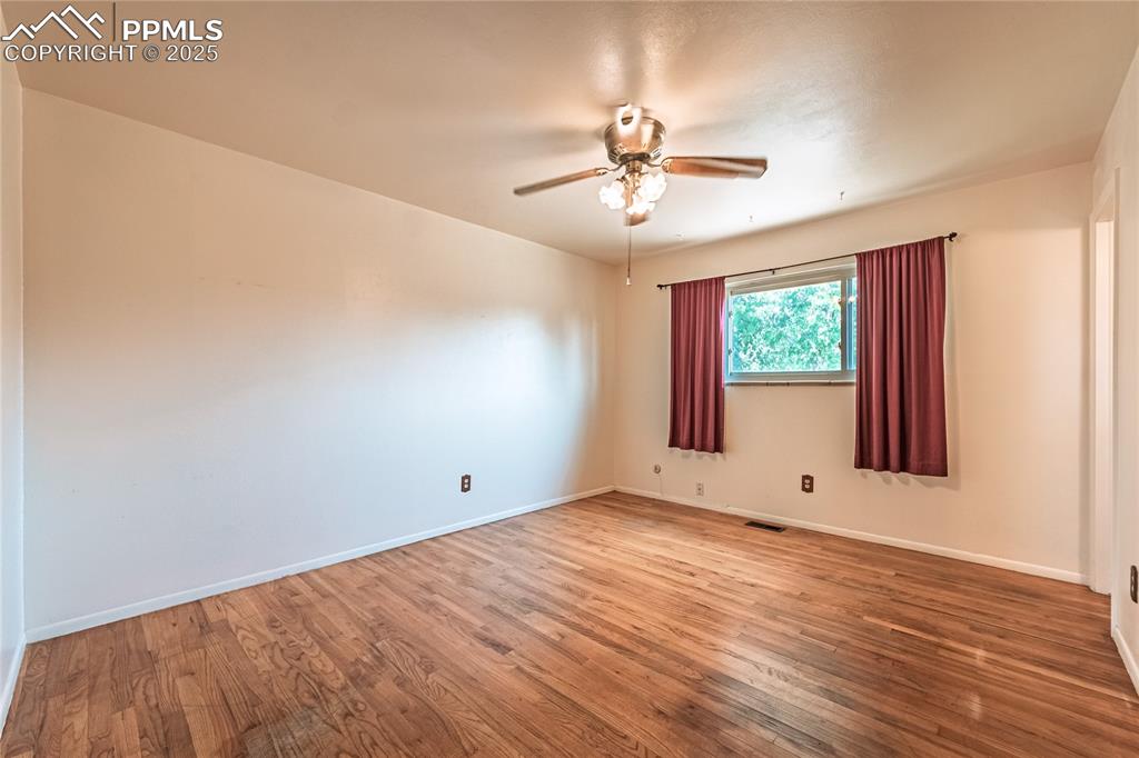  wood finished floors and ceiling fan