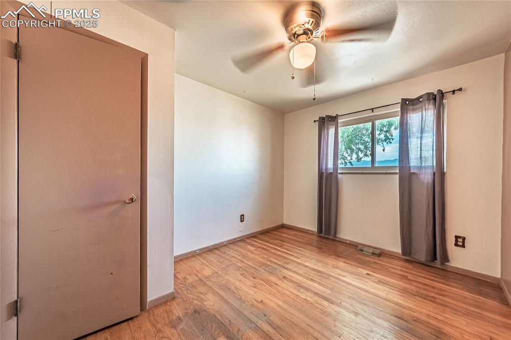 bedroom featuring light wood-style flooring and a ceiling fan