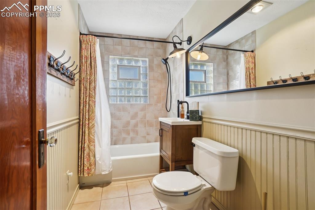 Full bathroom in-between the primary and bedroom 2