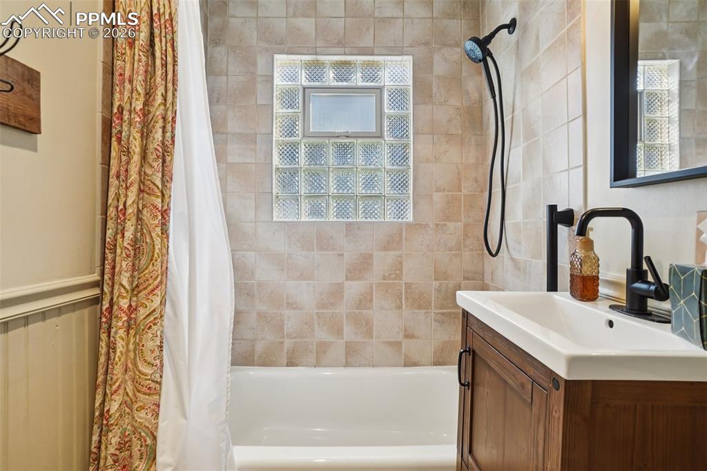 Additional view of the full bathroom