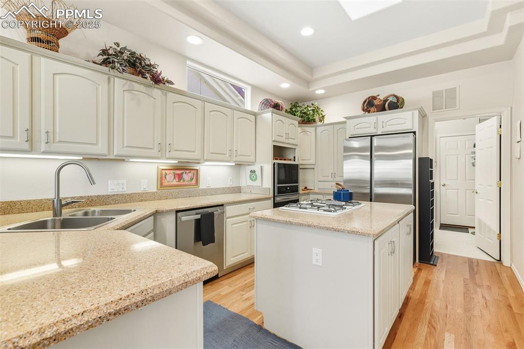 Downdraft cooktop in the island