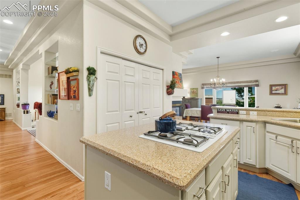 Open floor plan, kitchen is open to front hallway