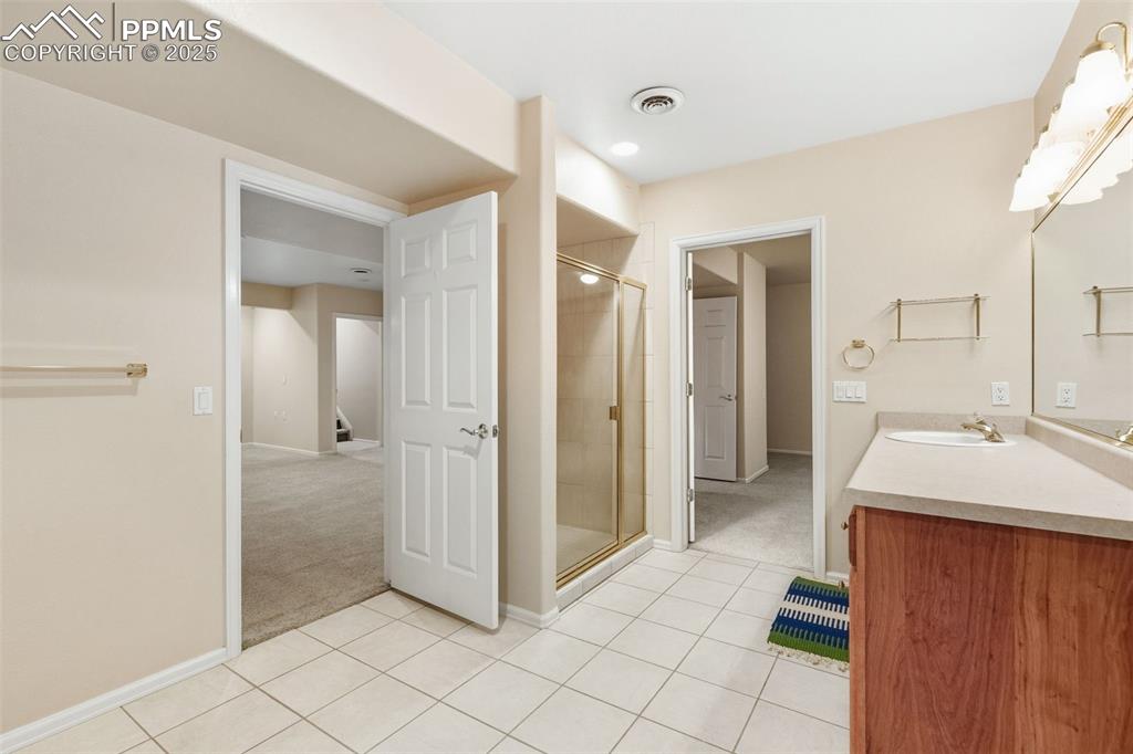 Downstairs bath between the 2 bedrooms