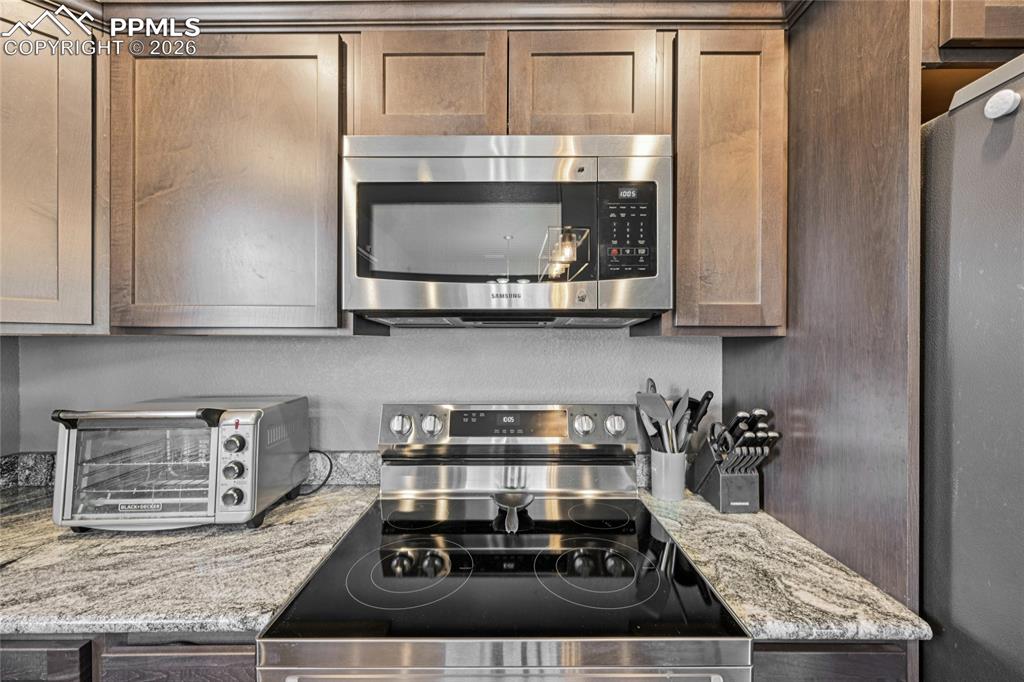 Stainless steel appliances stay with kitchen.