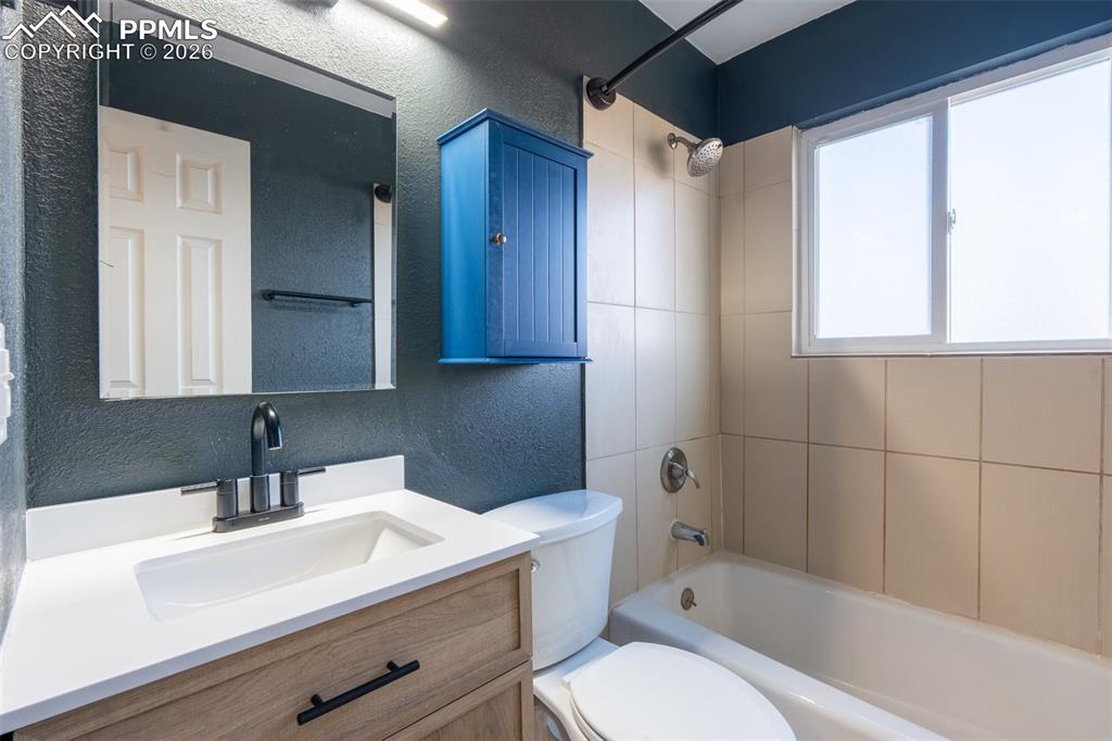 Bathroom 1 (full) - main