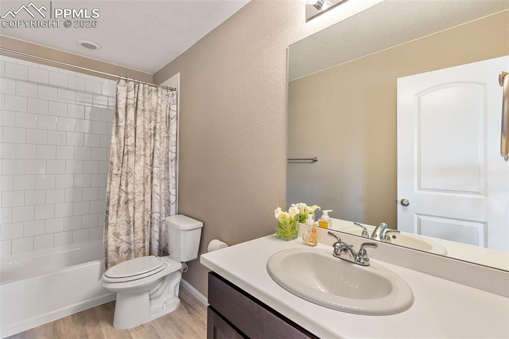 Upstairs Full Bathroom