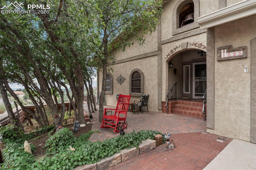 1595 Oak Hills Drive photo 2