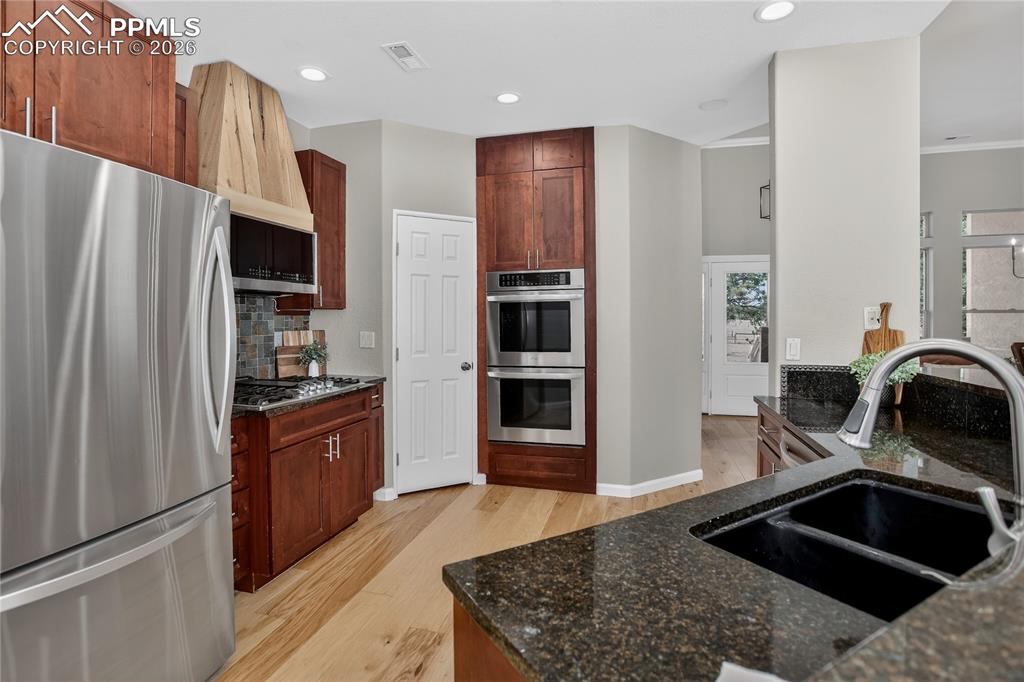 Dual oven and granite counters
