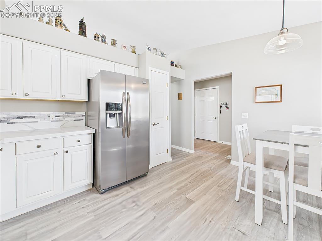 Kitchen – Seamless flow from kitchen to casual dining, ideal for morning coffee or casual meals.