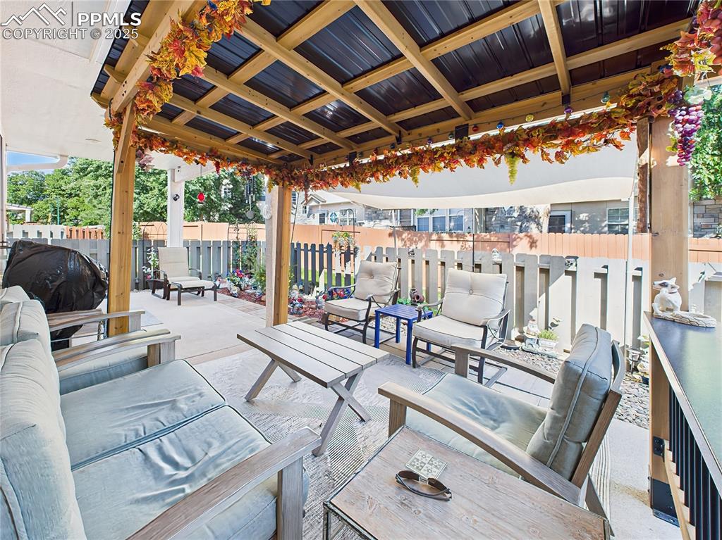 Pergola & Sun Shade Seating Area – Inside the pergola, the cozy lounge area is perfect for shaded relaxation or entertaining guests.