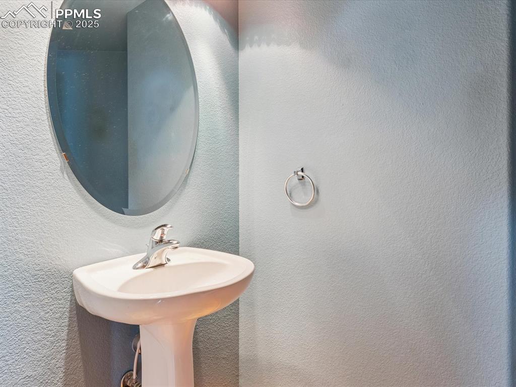 Bathroom with a textured wall